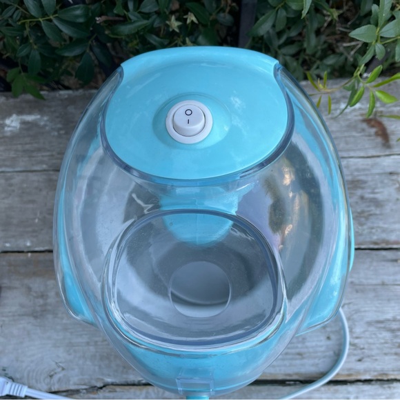 Hamilton Beach Blue 1.5-Quart Ice Cream Maker Model #68322 - Picture 6 of 10